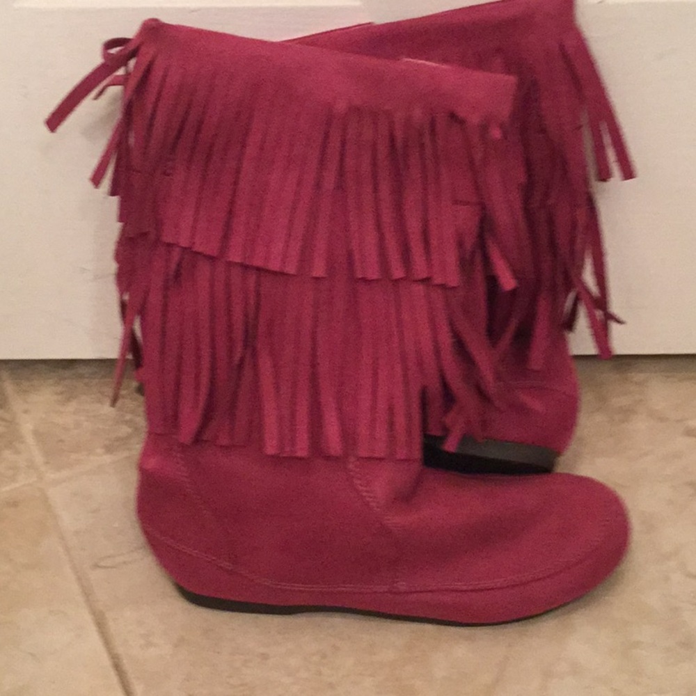 Child’s fringe boots in raspberry